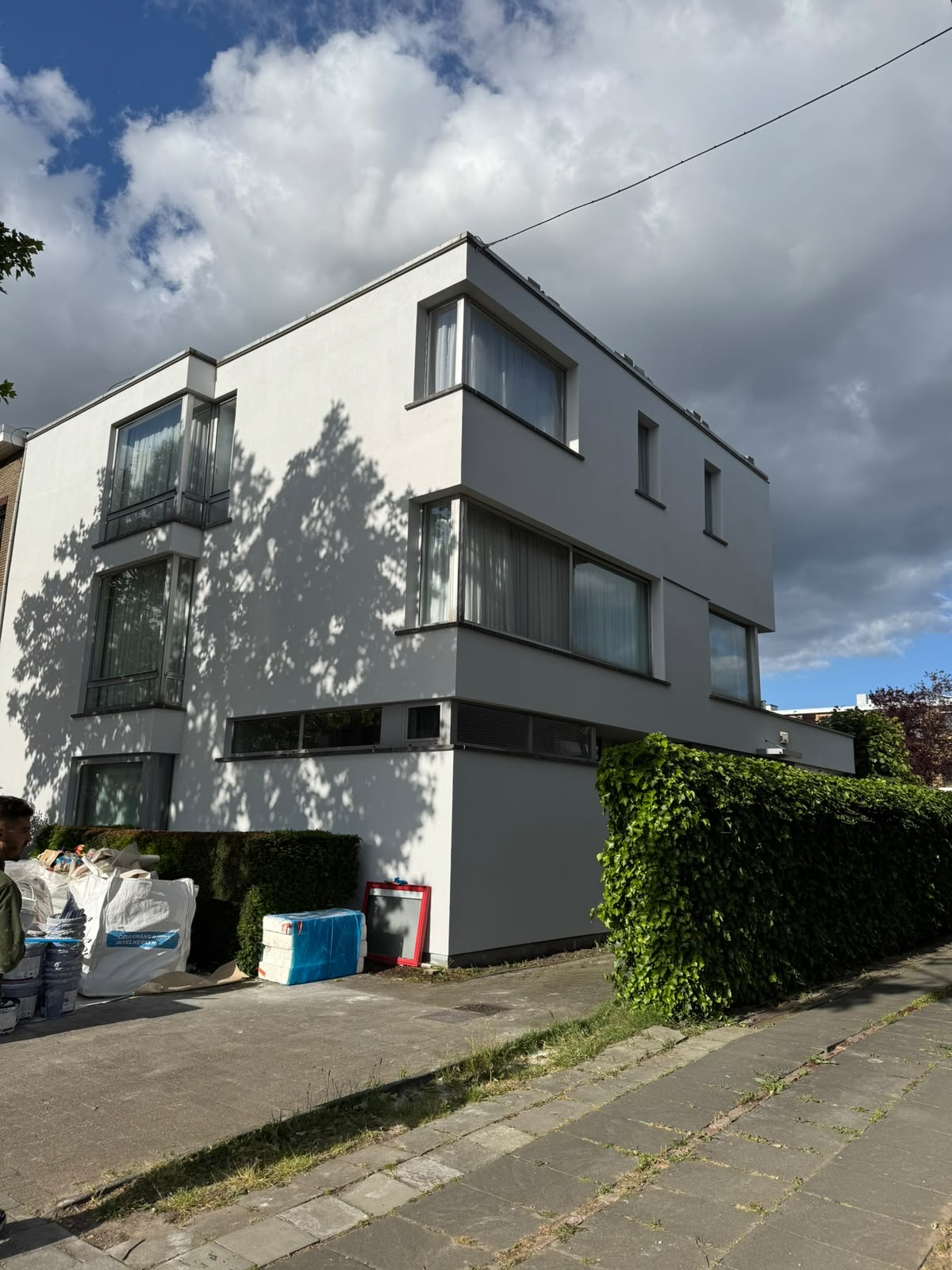 Façade blanche rénovée