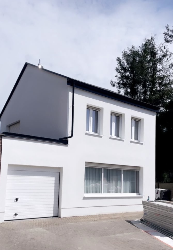 Maison avec façade blanche terminée