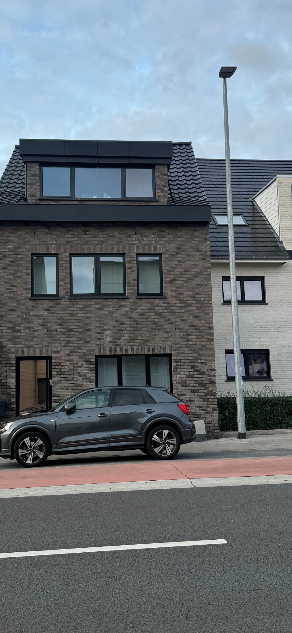 Façade en briques avec éléments anthracite