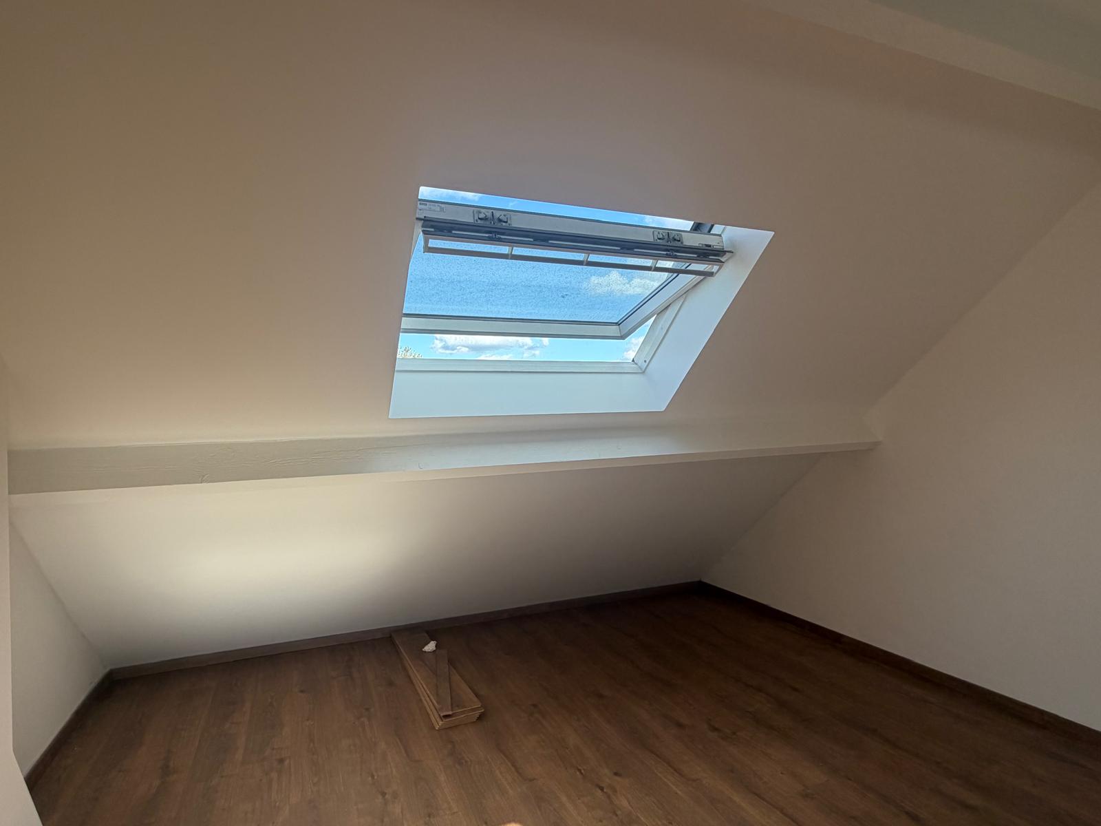 Intérieur terminé avec fenêtre de toit
