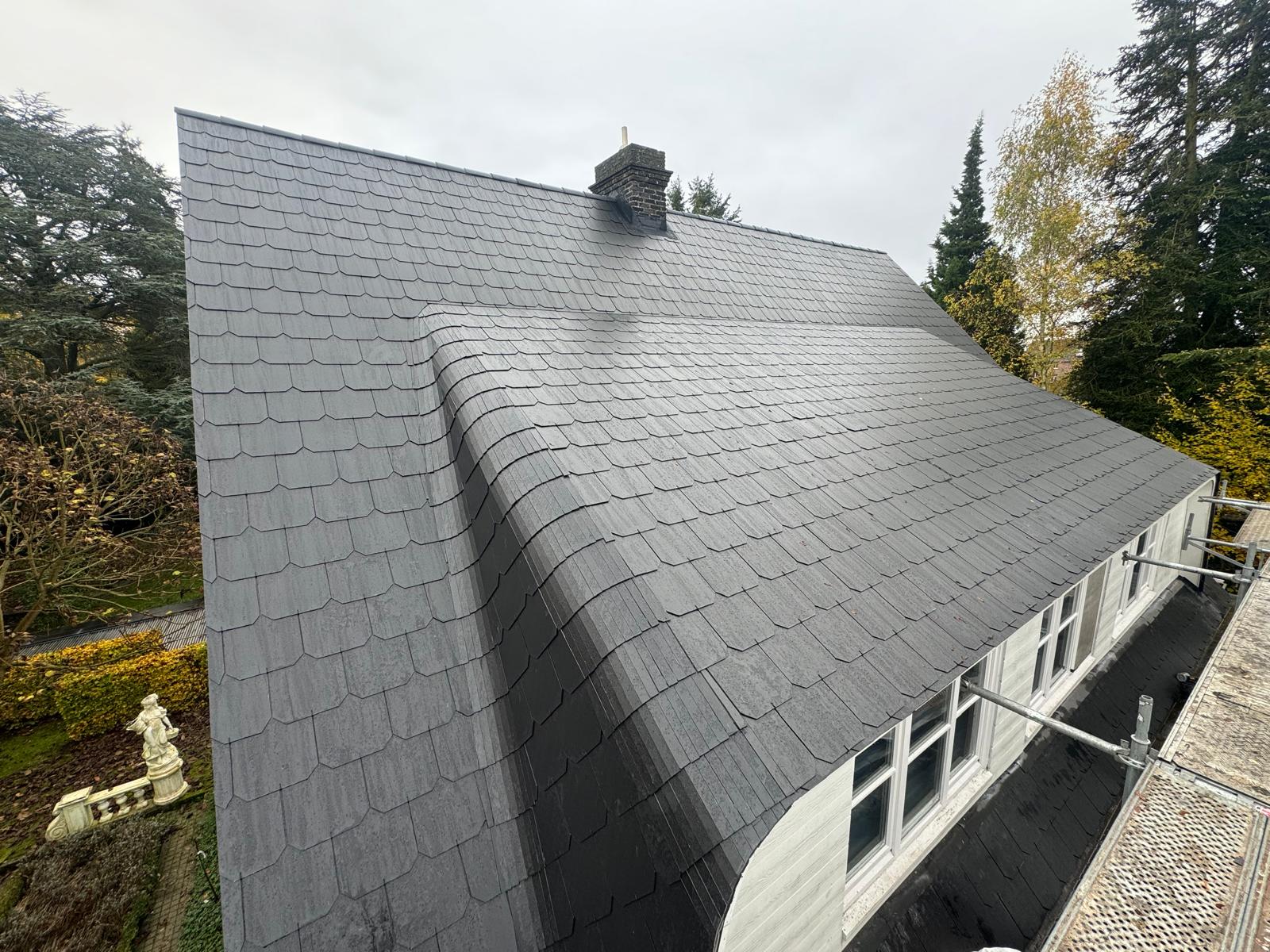 Toiture rénovée avec finitions arrondies