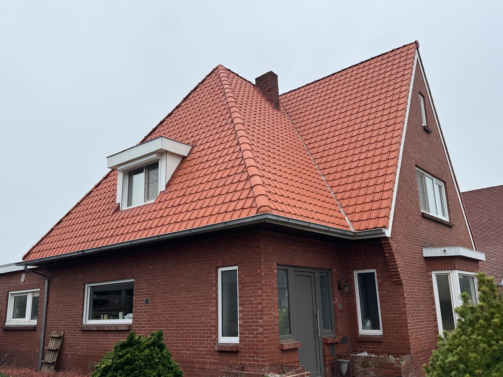 Vue extérieure d’une toiture en tuiles terminée