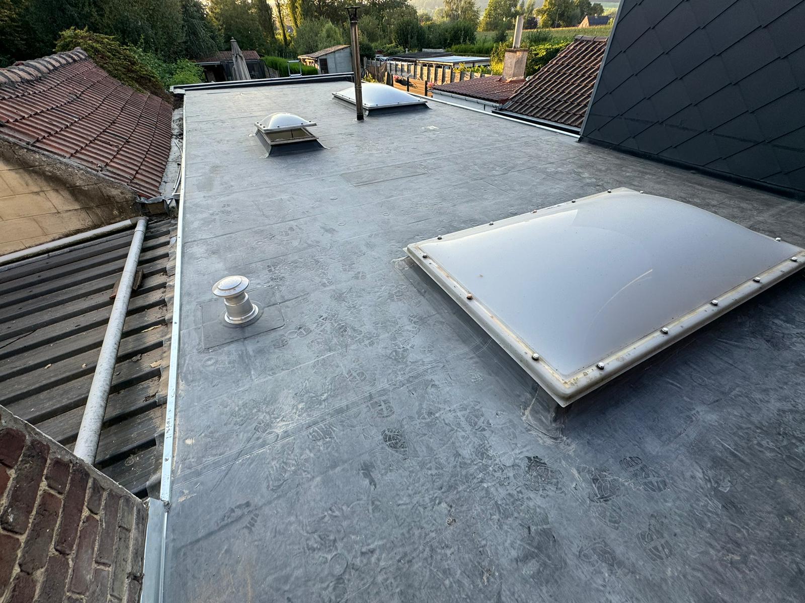 Toiture plate en EPDM terminée
